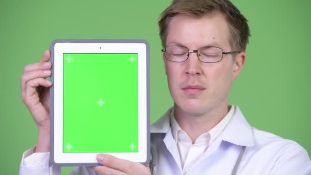 Доктор Счастливчик показывает хрому ключа зеленый экран цифровой планшет — стоковое видео