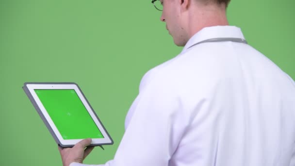 Homem médico usando tablet digital com Chroma chave tela verde — Vídeo de Stock