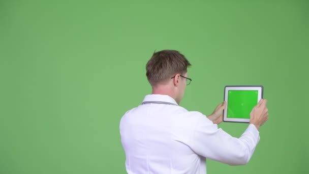 Πίσω όψη του ανθρώπου Doctor χρησιμοποιώντας ψηφιακό Tablet με Chroma κλειδί πράσινη οθόνη — Αρχείο Βίντεο