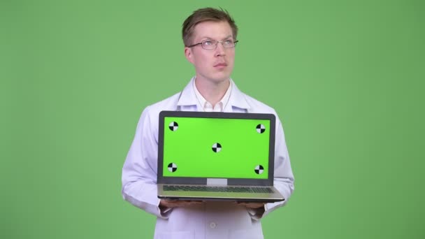 Щасливий чоловік Доктор Мислення і показ Chroma Key Green Screen ноутбук комп'ютер — стокове відео