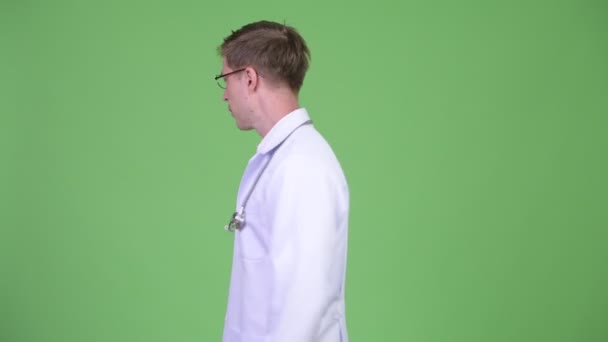 Jonge gelukkig Man arts glimlachend met duimen omhoog — Stockvideo