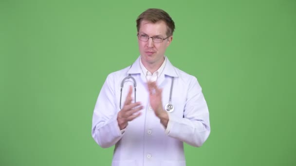 Портрет молодого человека, доктора, делающего аплодисменты — стоковое видео