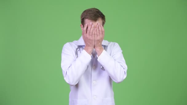 Trauriger Arzt sieht frustriert vor Problemen aus — Stockvideo