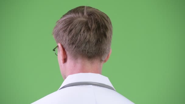 Fiatal férfi orvos fordult hátulnézete — Stock videók