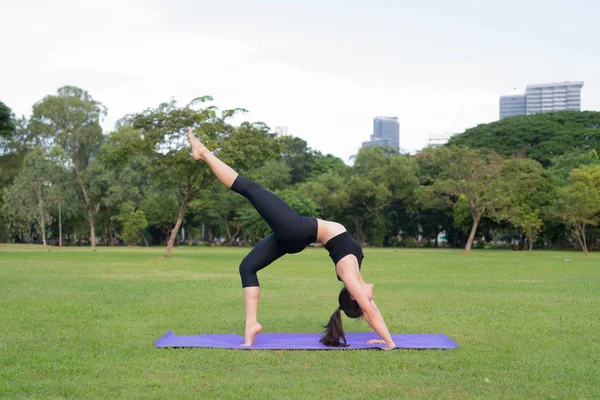 Yoga d'exercice de femme dans le parc prêt pour le mode de vie sain dans la nature — Photo