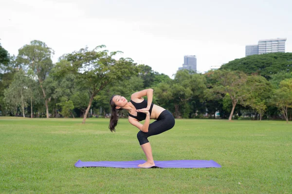Yoga d'exercice de femme dans le parc prêt pour le mode de vie sain dans la nature — Photo