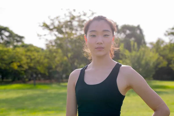 공원에서 운동에 대 한 아름 다운 중국 여자 준비의 초상화 — 스톡 사진