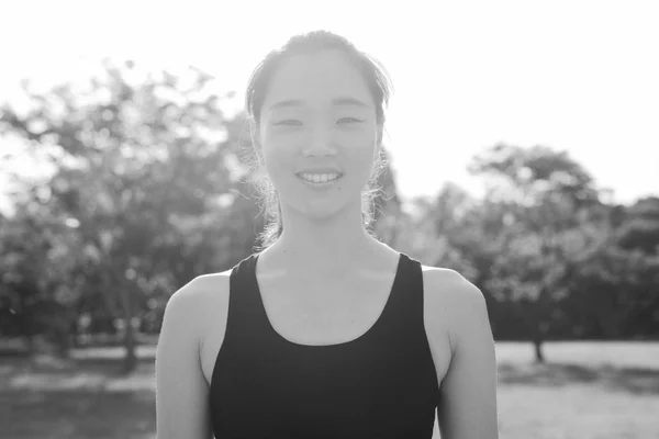 아름 다운 중국 여 자가 미소의 흑백 초상화 — 스톡 사진