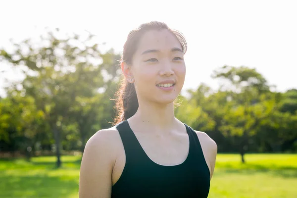 행복 한 중국 여자 웃 고 공원에서 운동에 대 한 준비 — 스톡 사진