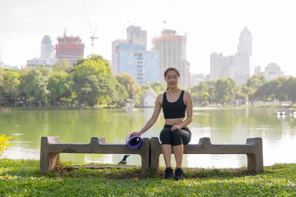 Beautiful Asian Woman Sitting In Park Ready For Exercise — Stock Photo, Image