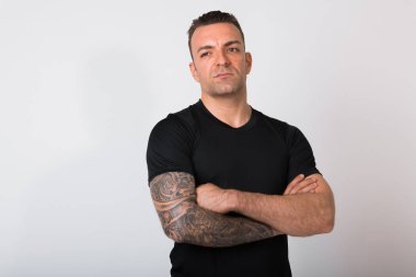 Beyaz arka planı düşünmek dövmeler ile yakışıklı adam portresi