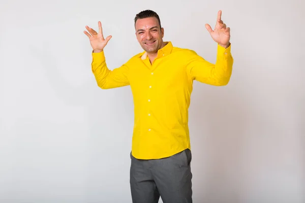 Portrait d'homme portant une chemise jaune sur fond blanc — Photo