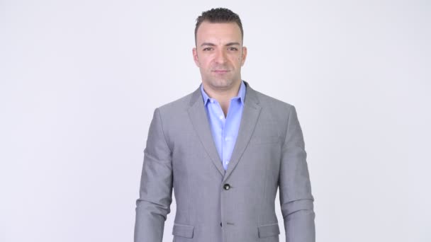 Portret van zakenman dragen pak geïsoleerd tegen de witte achtergrond — Stockvideo