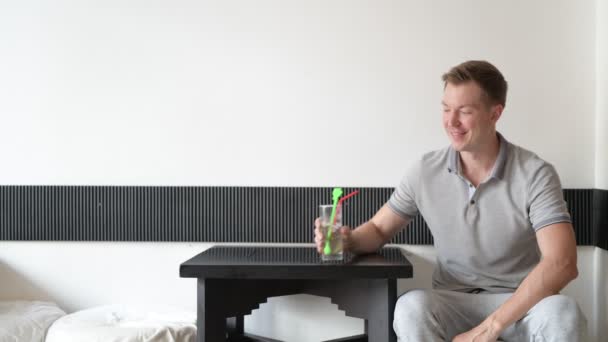 Mutlu Genç Adam Oturmuş Moctail Içki Dışarı Belgili Tanımlık Pencere — Stok video