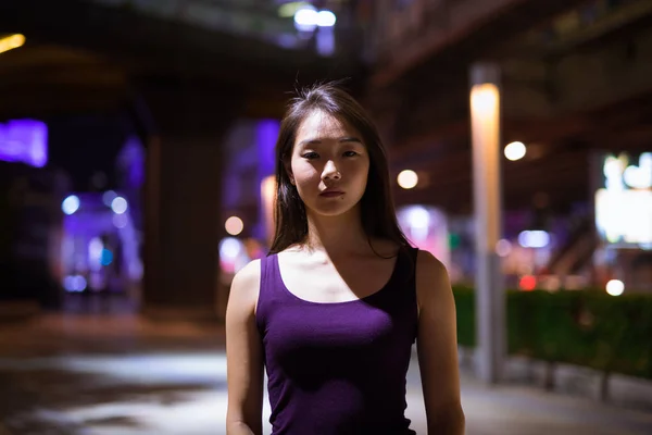 Portrét krásné asijské ženy venku v noci — Stock fotografie