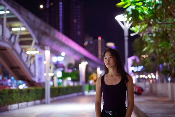 Retrato de hermosa mujer asiática al aire libre en la noche —  Fotos de Stock