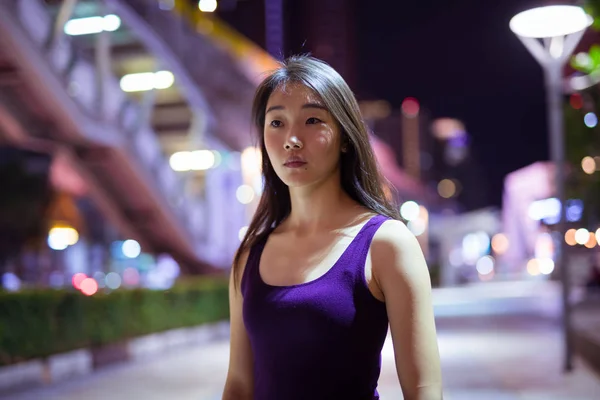 Portrét krásné asijské ženy venku v noci — Stock fotografie