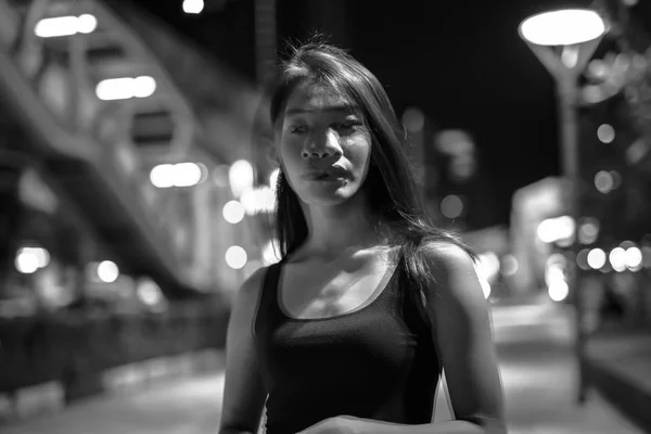 Blanco y negro doble exposición retrato de mujer asiática en la noche —  Fotos de Stock