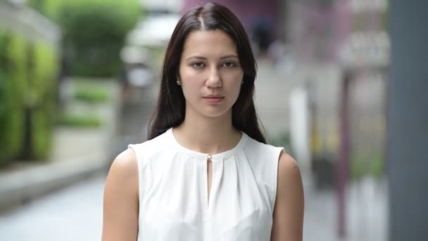 Feliz hermosa joven mujer sonriendo al aire libre — Vídeos de Stock