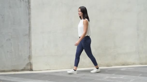 Portret van mooie jonge vrouw lopen buiten — Stockvideo