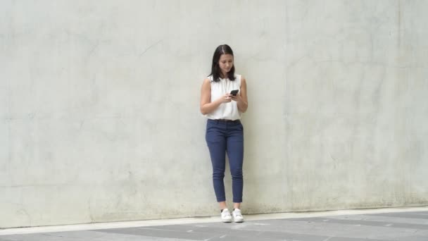 Corpo Inteiro Tiro Morena Bela Jovem Mulher Contra Parede Livre — Vídeo de Stock