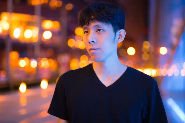 Ritratto di uomo asiatico che pensa all'aperto di notte — Foto Stock
