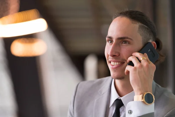 Счастливый бизнесмен, разговаривающий по телефону — стоковое фото