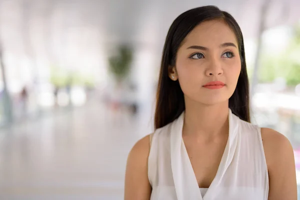 Mladé krásné asijské podnikatelka visí ven footbridg — Stock fotografie