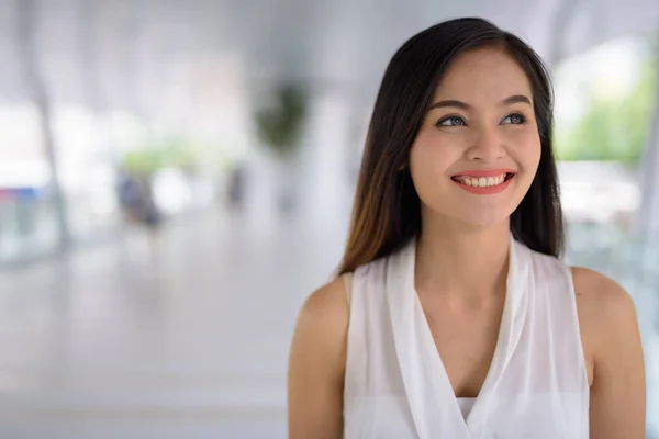Jonge mooie Aziatische zakenvrouw opknoping uit bij de footbridg — Stockfoto