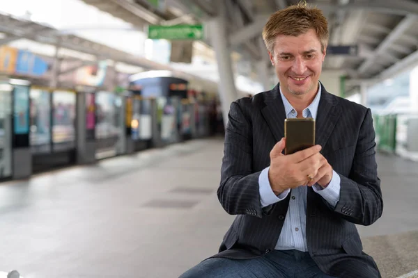 Businessman at the sky train station in Bangkok, Thailand — Stock Photo, Image