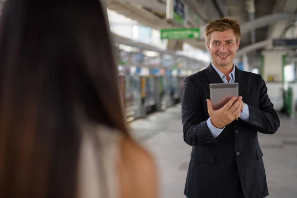 Zakenman aan het treinstation van de hemel in Bangkok, Thailand — Stockfoto