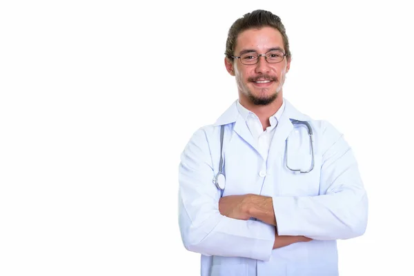 Estudio de tiro de joven feliz hombre médico sonriendo con los brazos cruzados —  Fotos de Stock