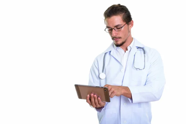 디지털 태블릿을 사용 하 여 젊은 잘생긴 남자 의사의 스튜디오 샷 — 스톡 사진