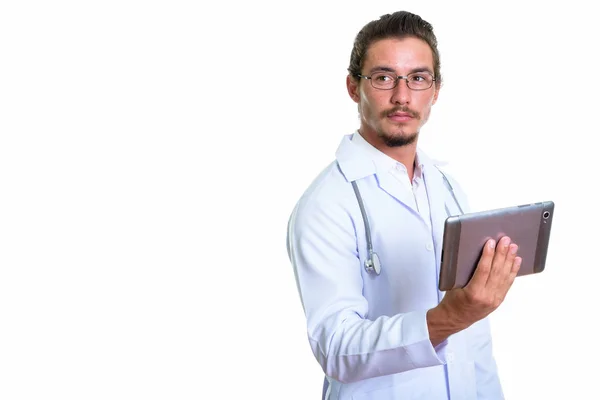 Studio záběr pohledný mladík lékaře drží digitální tabletu — Stock fotografie