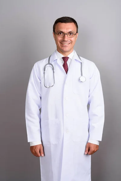 Seorang dokter memakai kacamata dengan latar belakang abu-abu — Stok Foto