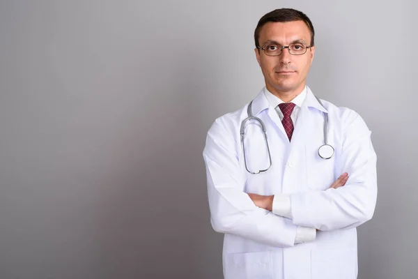 Чоловік лікар в окулярах на сірому фоні — стокове фото