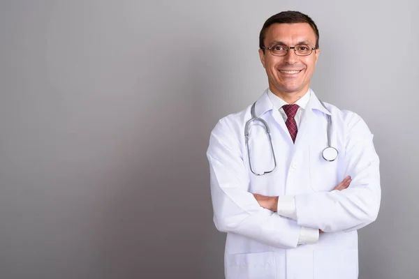 Uomo medico indossa occhiali contro sfondo grigio — Foto Stock