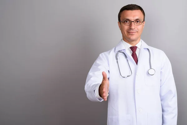 Man arts dragen van bril tegen de grijze achtergrond — Stockfoto