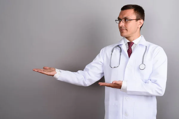Lekarz mężczyzna noszenie okularów szarym tle — Zdjęcie stockowe