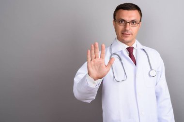 Gri arka plan karşı gözlük takan adam doktor