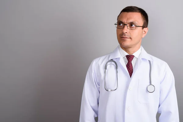 Arzt trägt Brille vor grauem Hintergrund — Stockfoto