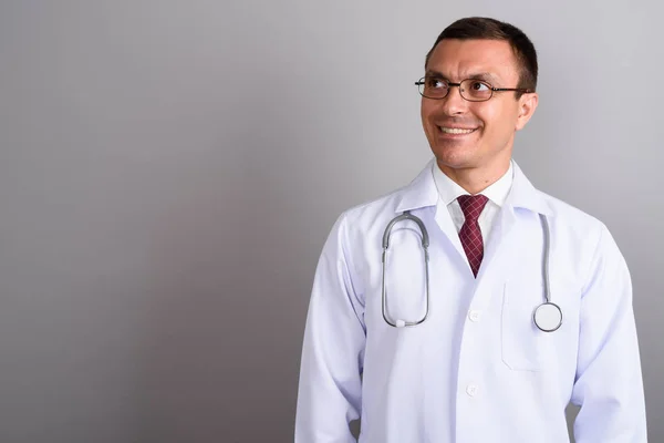 Arzt trägt Brille vor grauem Hintergrund — Stockfoto