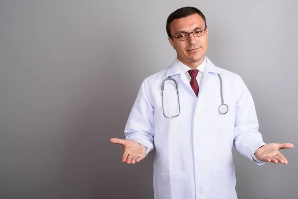 Мужчина врач в очках на сером фоне — стоковое фото