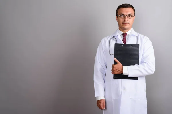 회색 배경 안경을 착용 하는 남자 의사 — 스톡 사진