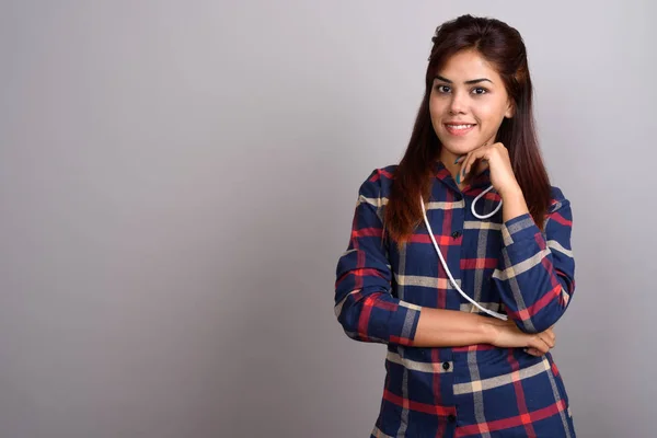 Giovane bella donna indiana indossa camicia a quadri contro grigio — Foto Stock