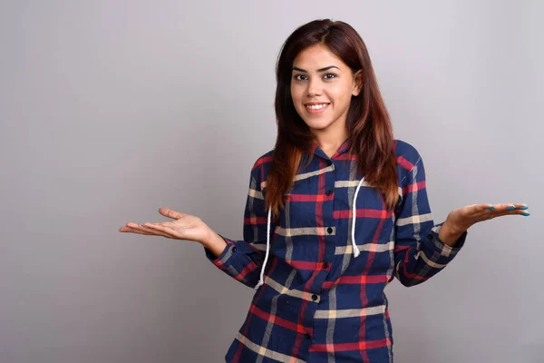 Joven hermosa mujer india con camisa a cuadros contra gris — Foto de Stock