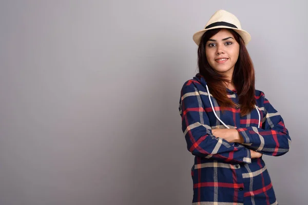 Ekose desenli gömlek ve h giyen genç güzel Hintli turist kadın — Stok fotoğraf