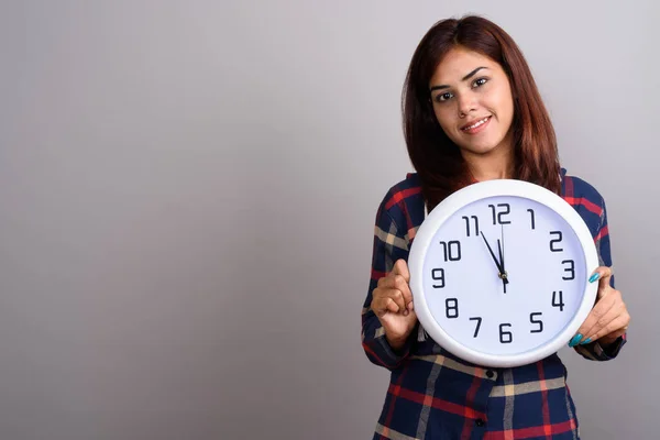 Joven hermosa mujer india con camisa a cuadros contra gris — Foto de Stock