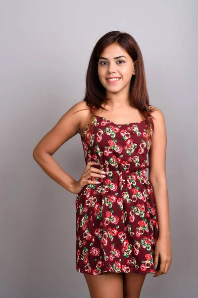 Genç güzel Hintli kadın elbise gri backgrou karşı — Stok fotoğraf