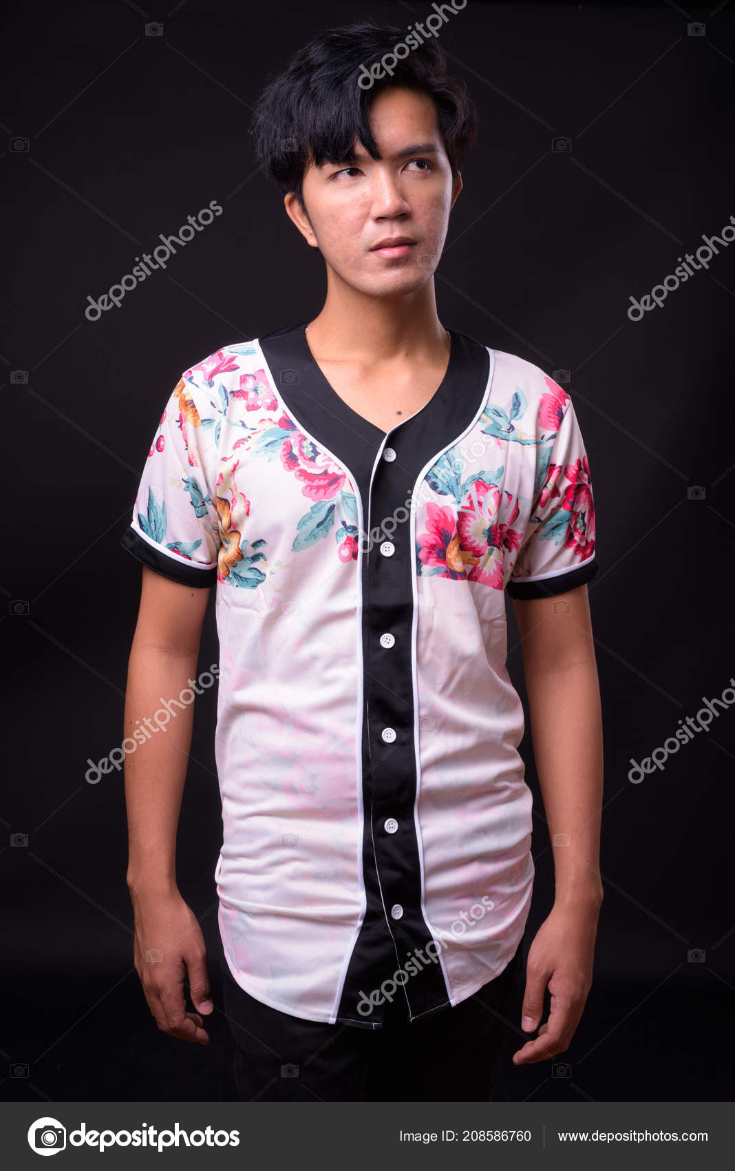 Junge Hubsche Asiatische Mann Gegen Schwarzen Hintergrund Stockfoto C Amazingmikael